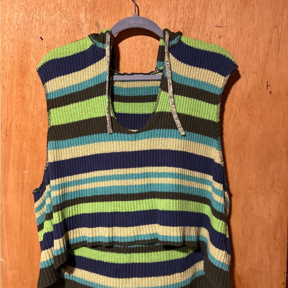 Hoddie crop top use one time great condition, oversized look.